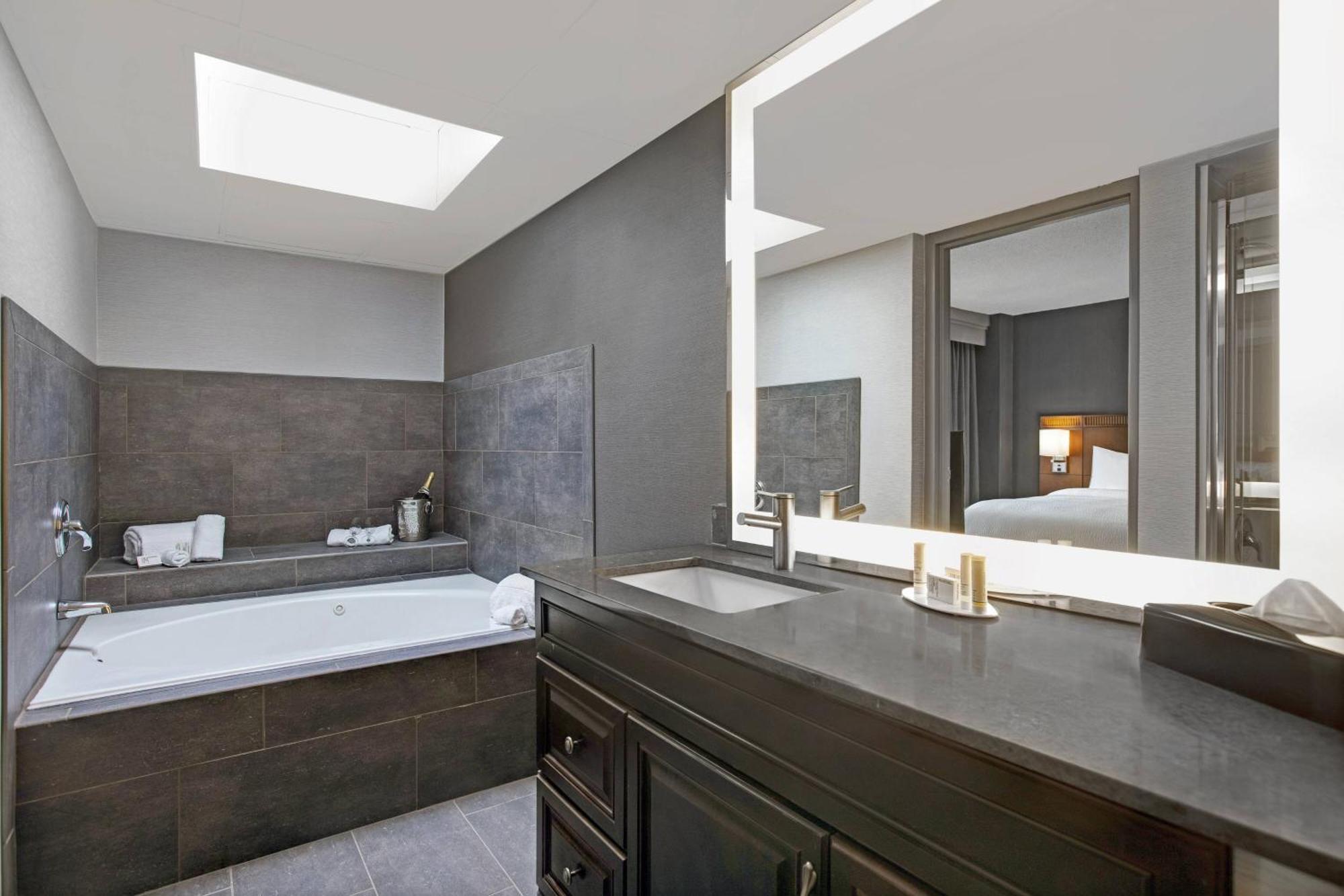 Courtyard Chicago Elmhurst/Oakbrook Area Екстер'єр фото